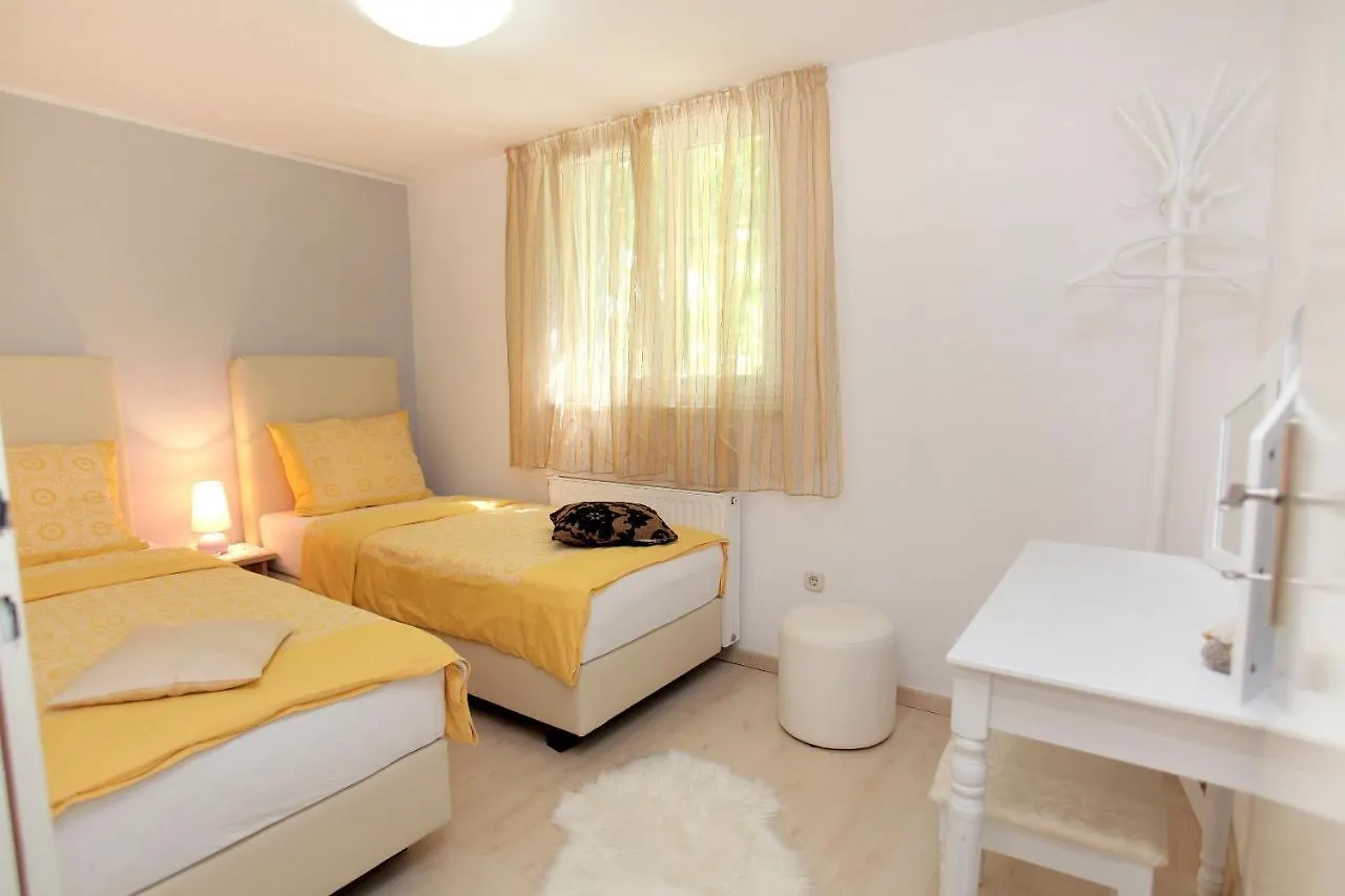 טרוגיר Apartment Eva 0*,